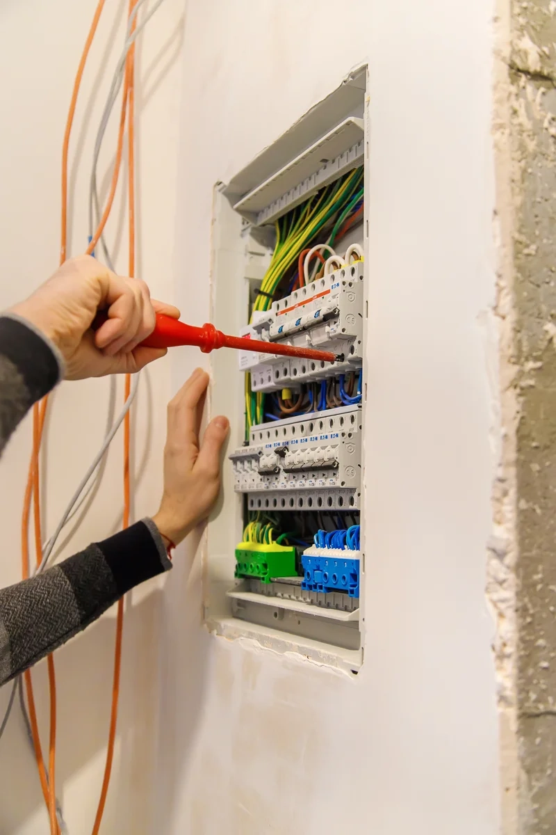 Montering av sikringsskap med fargede kabler – Elektrisk anlegg